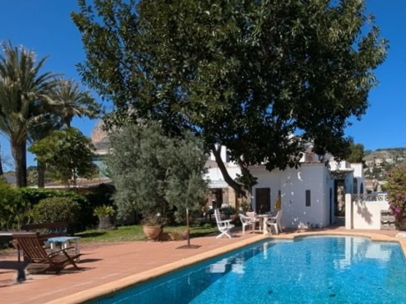 Traditional 5 bedroom villa in Jávea Pueblo with pool and sea views
