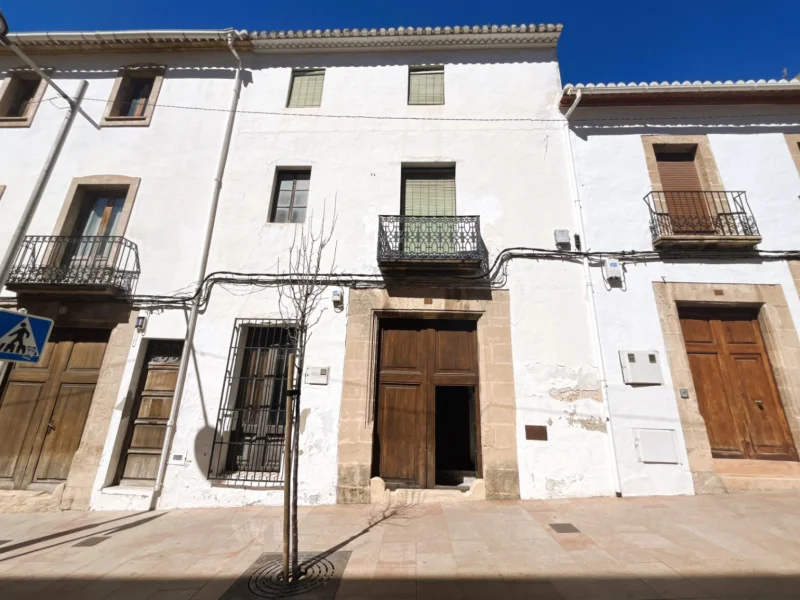 Historic 19th-century manor house in Jávea Pueblo with central courtyard