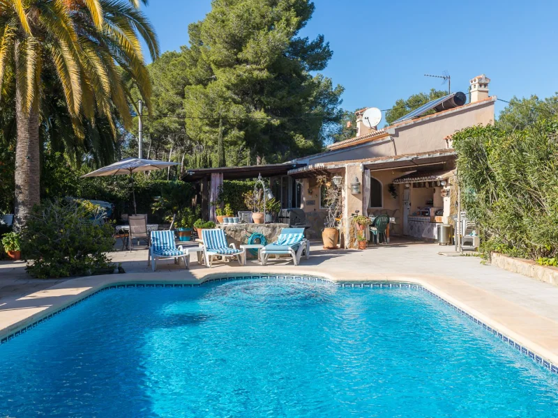 Single-story villa in Jávea with solar heated pool