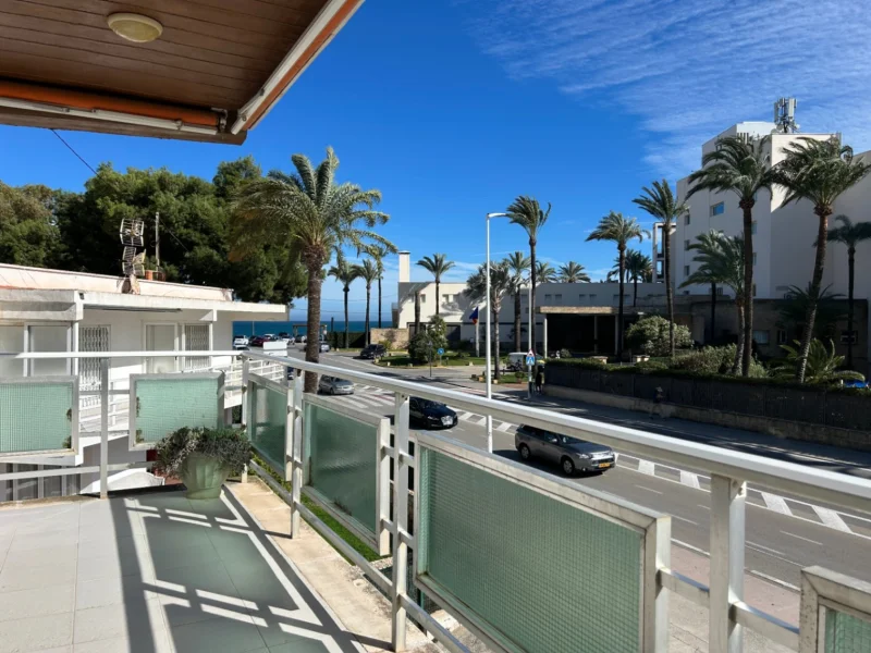 Frontline apartment with sea views in Jávea