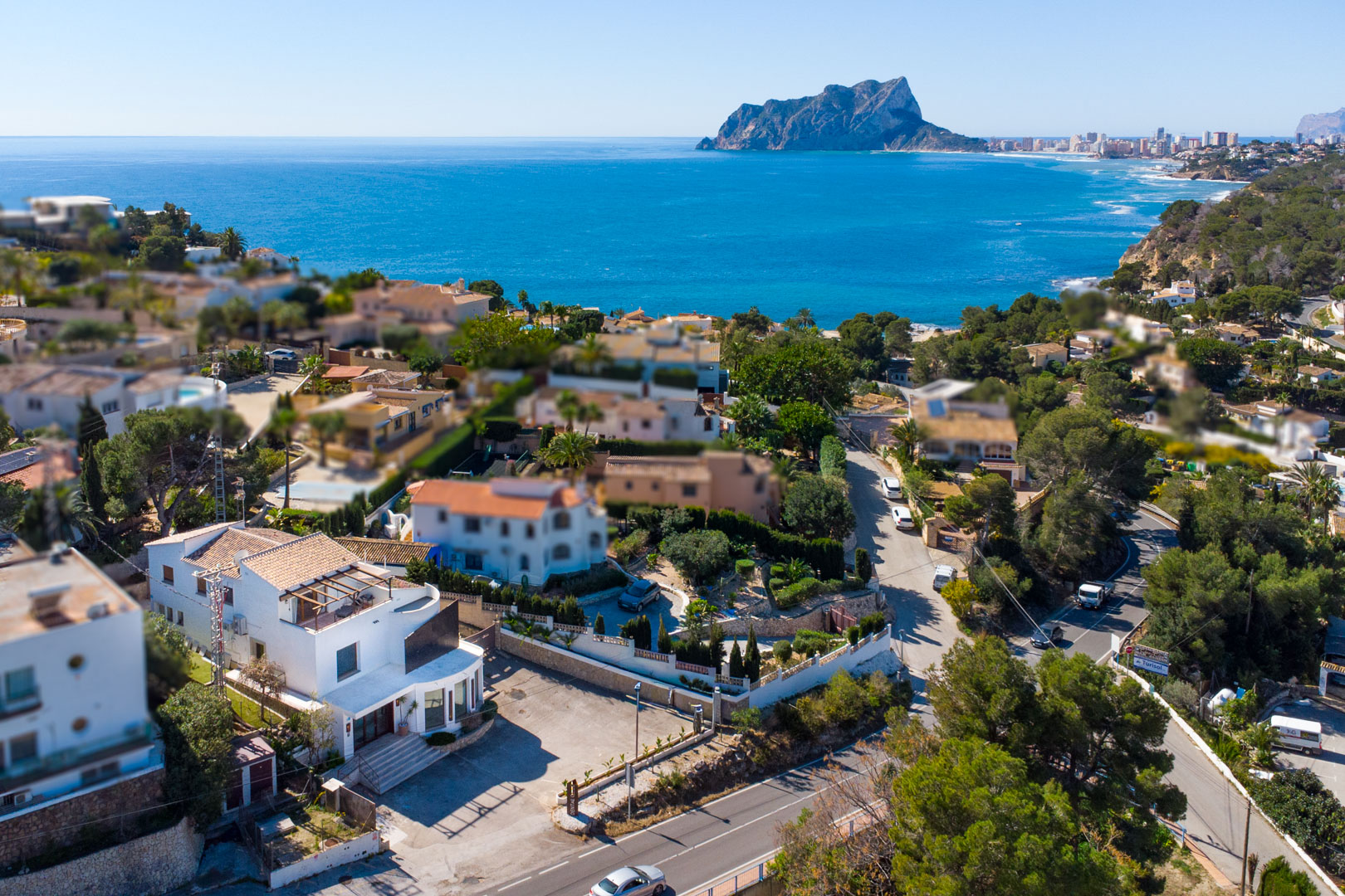 Aerial perspective of the property located by the coastal road, showcasing its proximity to the Mediterranean and views of the Peñón de Ifach.