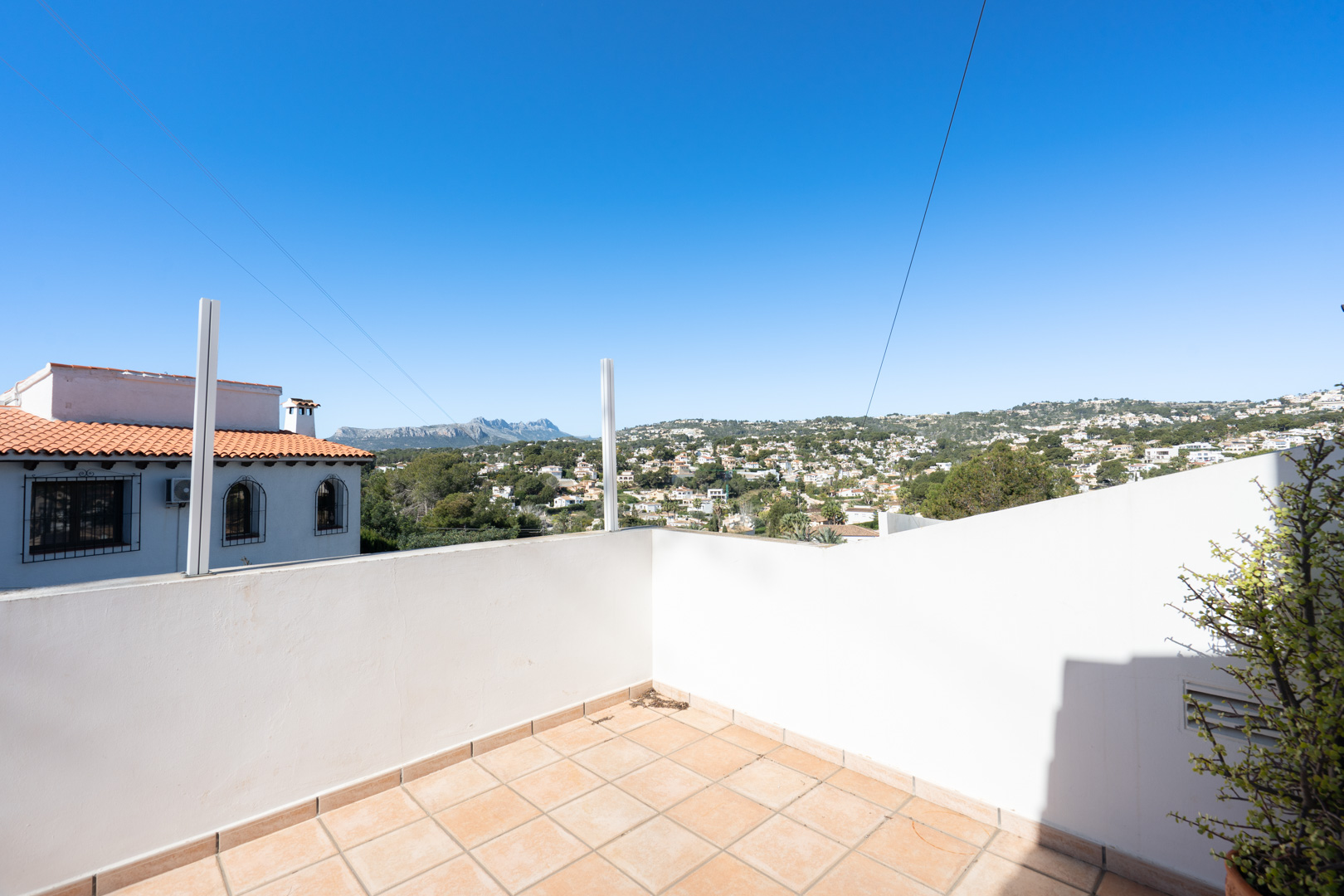 Terrace featuring ceramic tiling and panoramic views of the Sierra de Bernia mountains and the surrounding residential landscape.