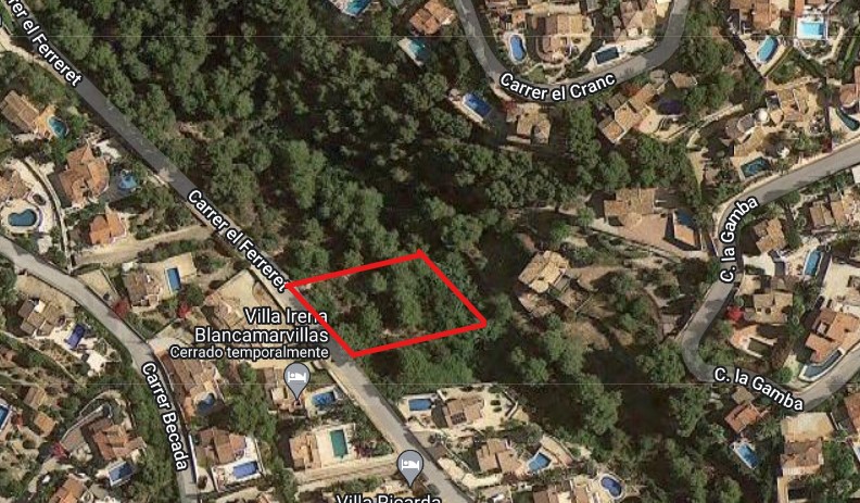 Aerial satellite view of the 826 m2 plot outlined in red on Carrer el Ferreret, showing the wooded terrain within an established residential neighborhood.