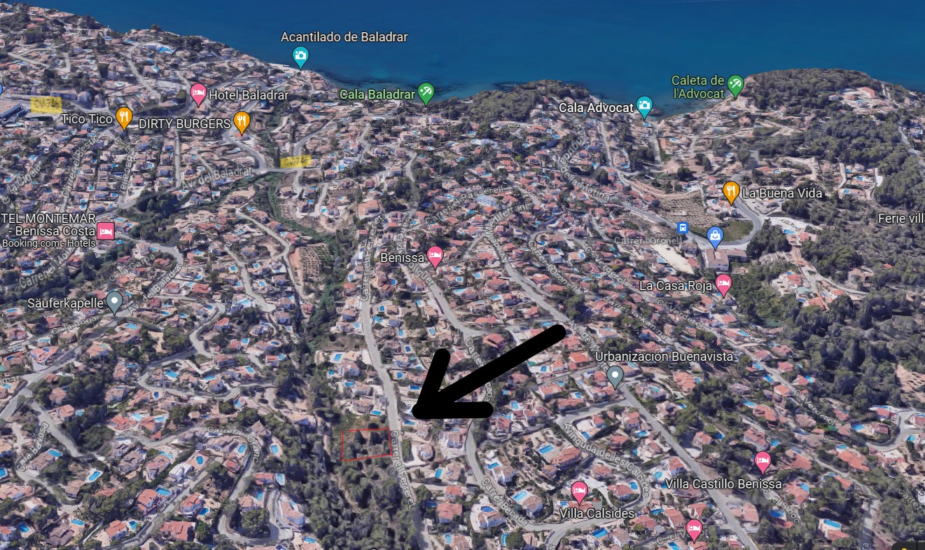 Satellite aerial view showing the 826 m2 plot's location in the Buenavista area, highlighting its proximity to Cala Baladrar and the Benissa coastline.