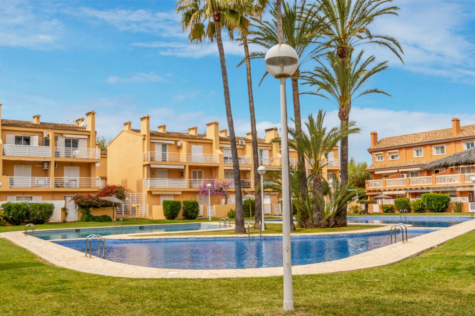 Ground floor apartment in Dénia with pool and private terrace