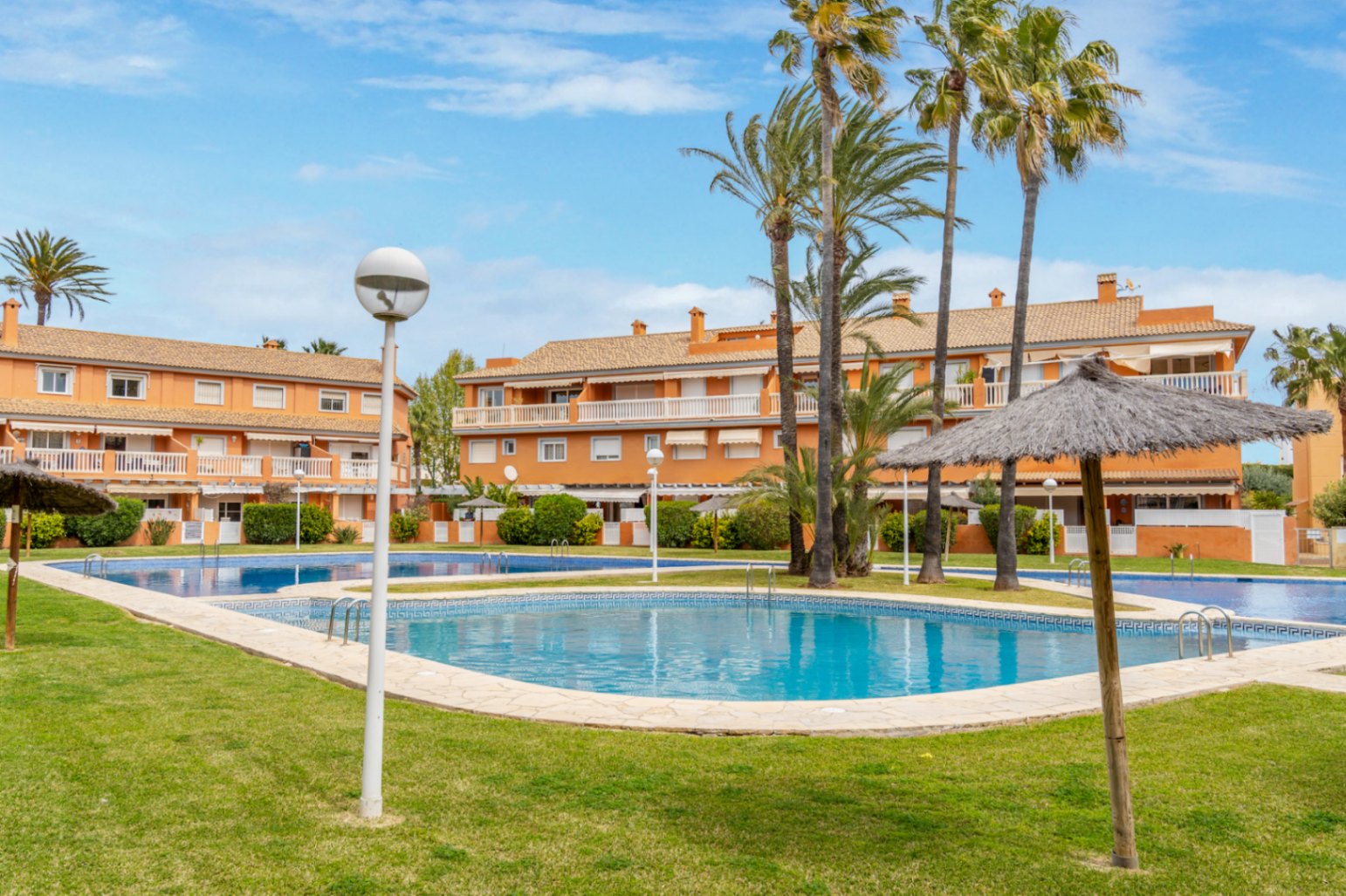 Ground floor apartment in Dénia with pool and private terrace