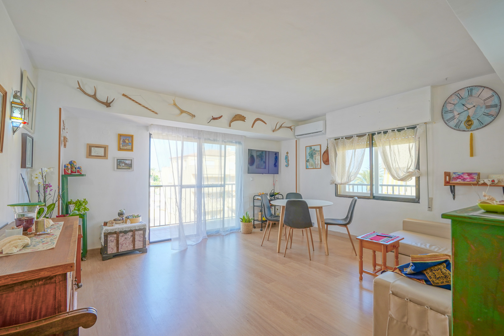 Frontline beach apartment in Dénia with sea views