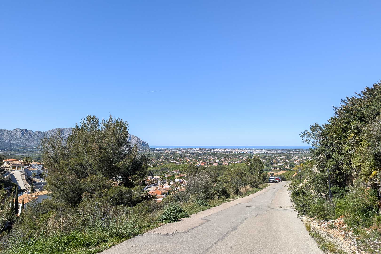 Natural surroundings of Pedreguer with views of the coast and mountain silhouette on a sunny day.