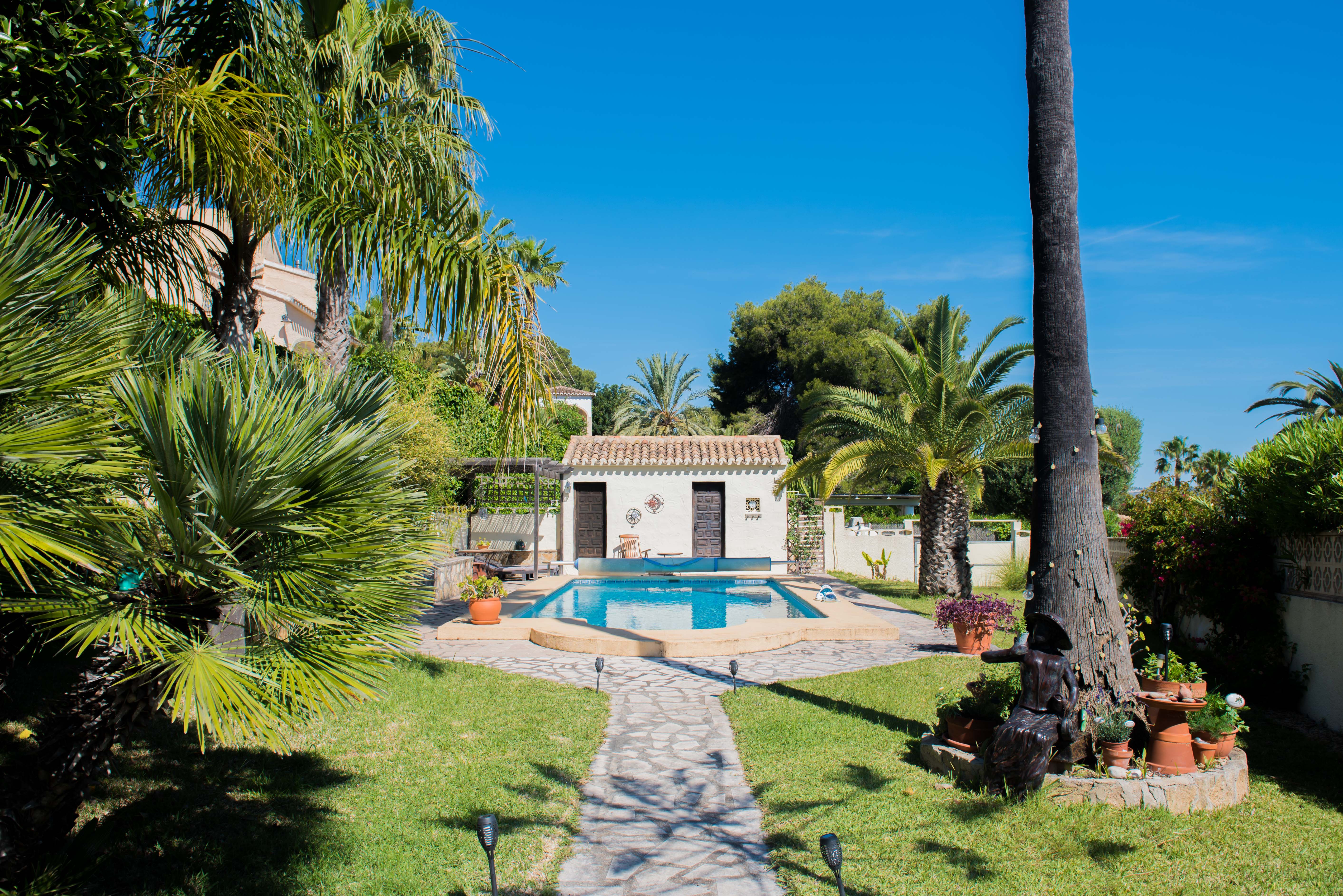 View of the 8x4 m pool with heat pump, surrounded by gardens and an equipped summer kitchen in Jávea. View of the 8x4 m pool with heat pump, surrounded by gardens and an equipped summer kitchen in Jávea.
