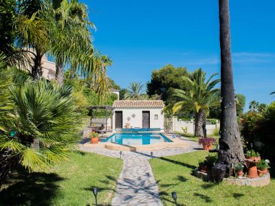 View of the 8x4 m pool with heat pump, surrounded by gardens and an equipped summer kitchen in Jávea.