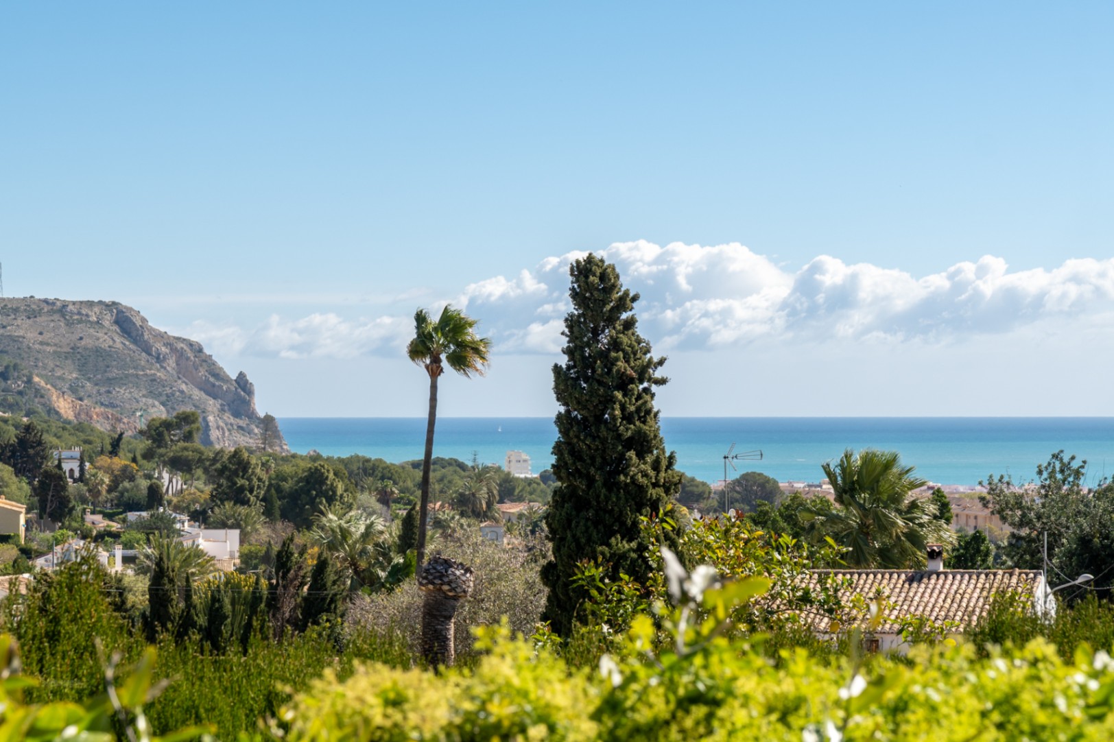 Six bedroom villa in Jávea with sea views and independent apartment