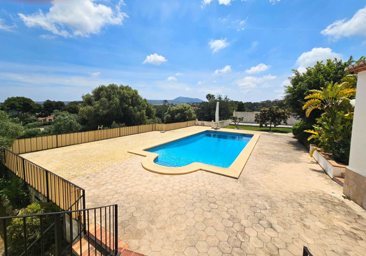 Jávea Villa in Tarraula: 4 Bed, 3 Bath, 398 m² on 3559 m² Plot - €1.5M