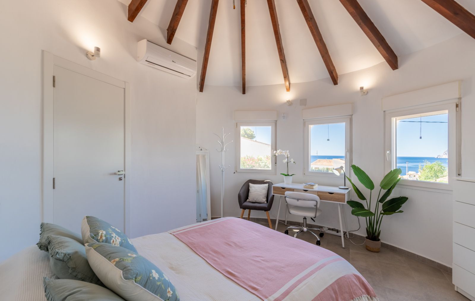 Benissa Villa with Sea Views: 3 Beds, 3 Baths, Pool - €748,000