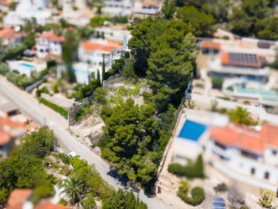 Aerial view of Montemar residential area, showcasing villas, private pools, dense Mediterranean vegetation, and winding roads.