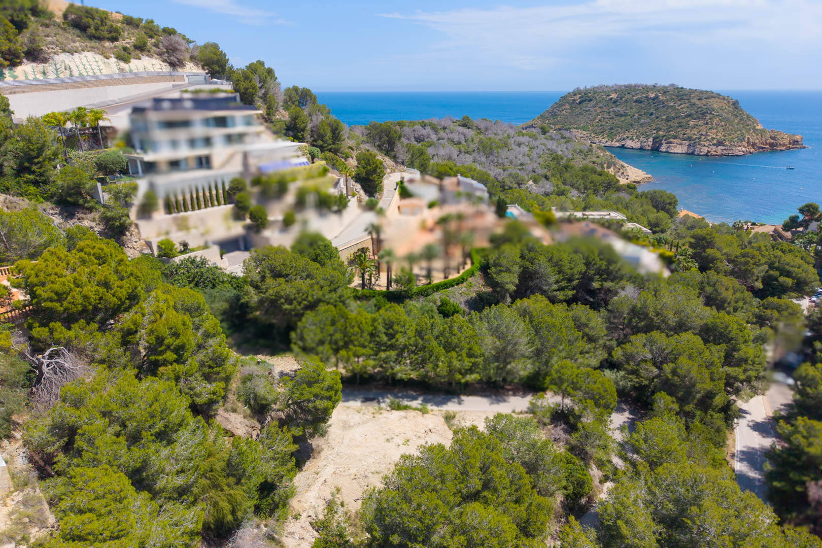 Aerial view of plot in Mar Azul, Jávea, showcasing sea views and Mediterranean vegetation.