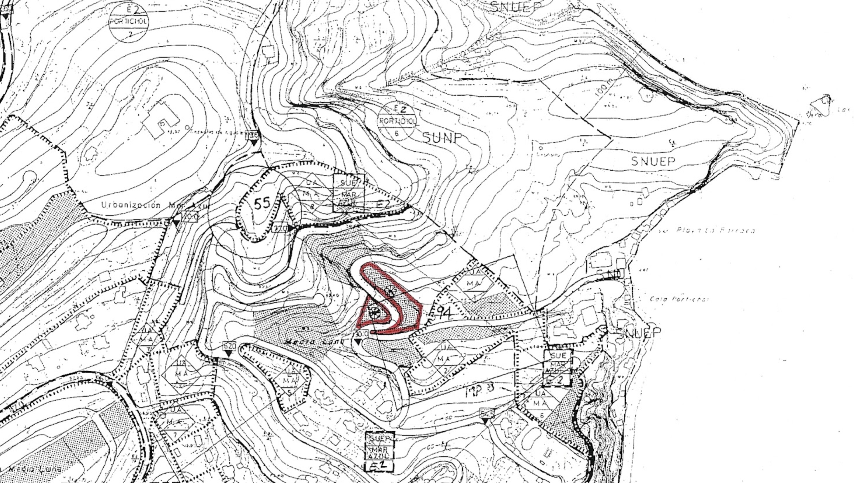 Topographical map of the plot in Mar Azul, Jávea, highlighted in red on the terrain relief.