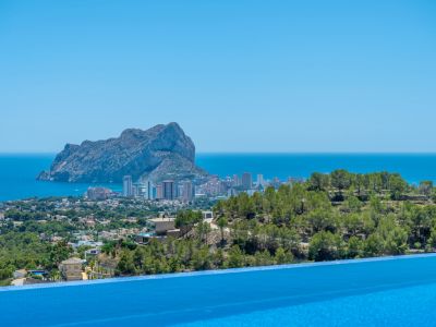 Infinity pool edge framing panoramic views of the Mediterranean Sea, Calpe, and the iconic Peñon de Ifach.