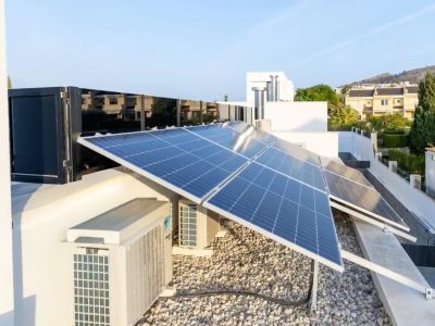 Extensive photovoltaic solar panel system on the roof. Climate control units and a light gravel surface complete this high-efficiency installation.