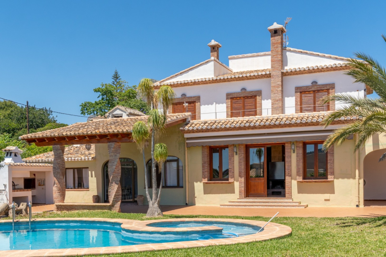 Villa exterior with swimming pool