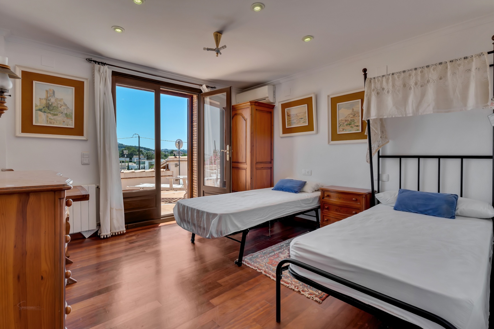 Bedroom with terrace access