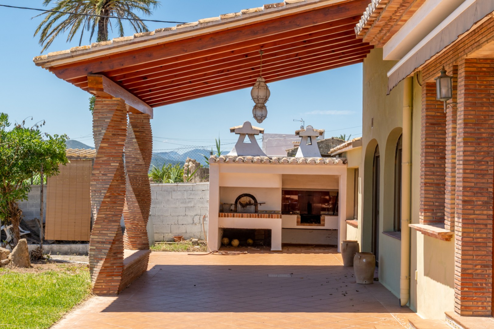 Covered terrace with barbecue area
