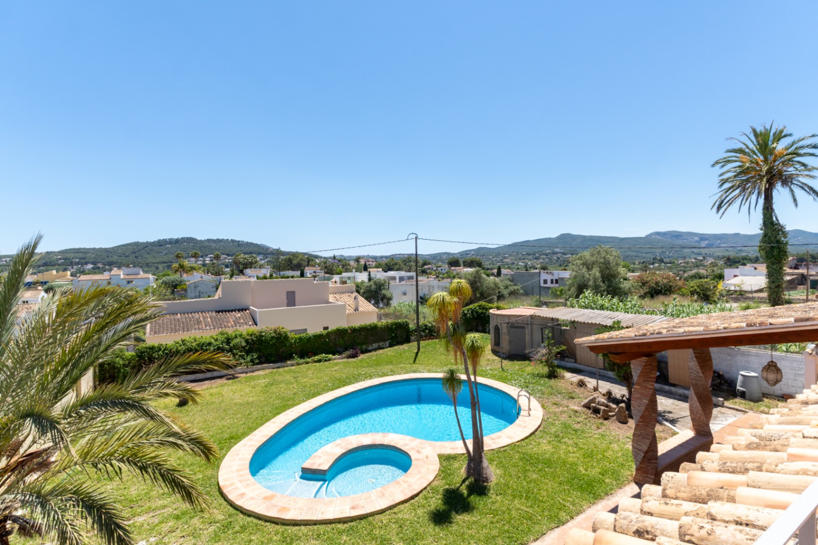 Garden with swimming pool