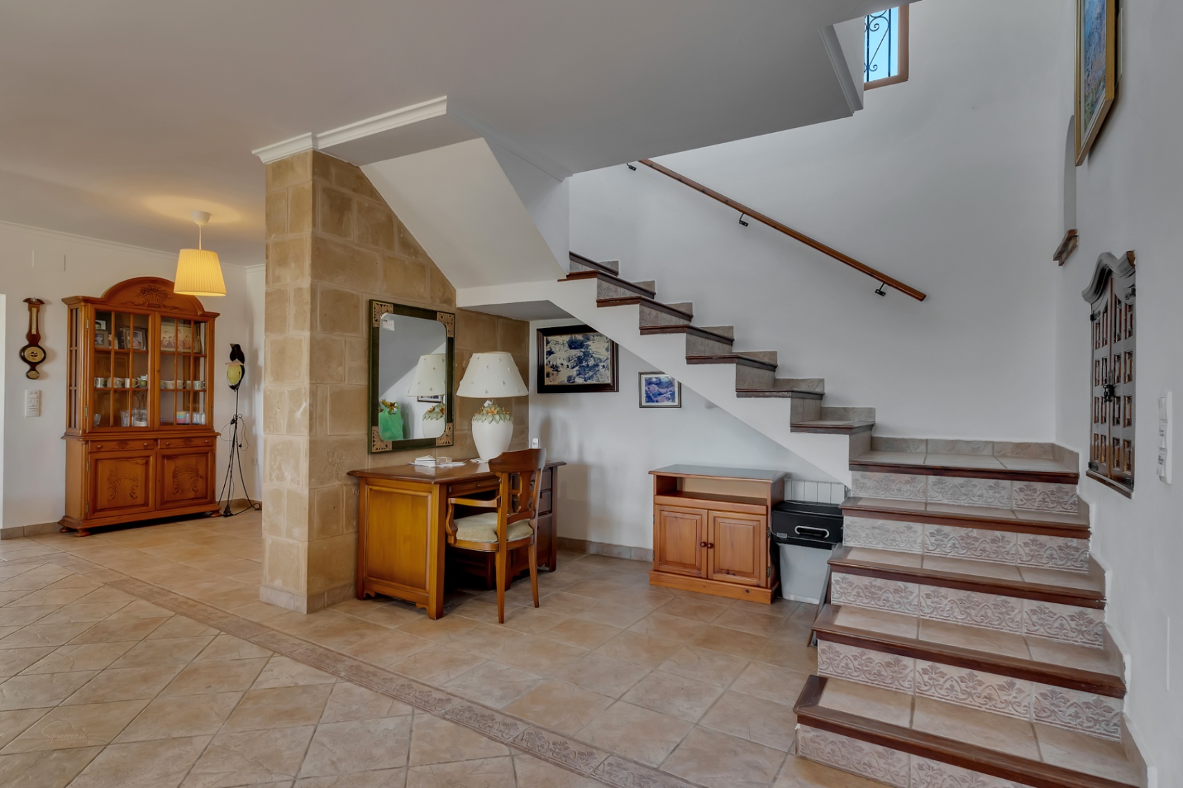 Entrance hall with staircase
