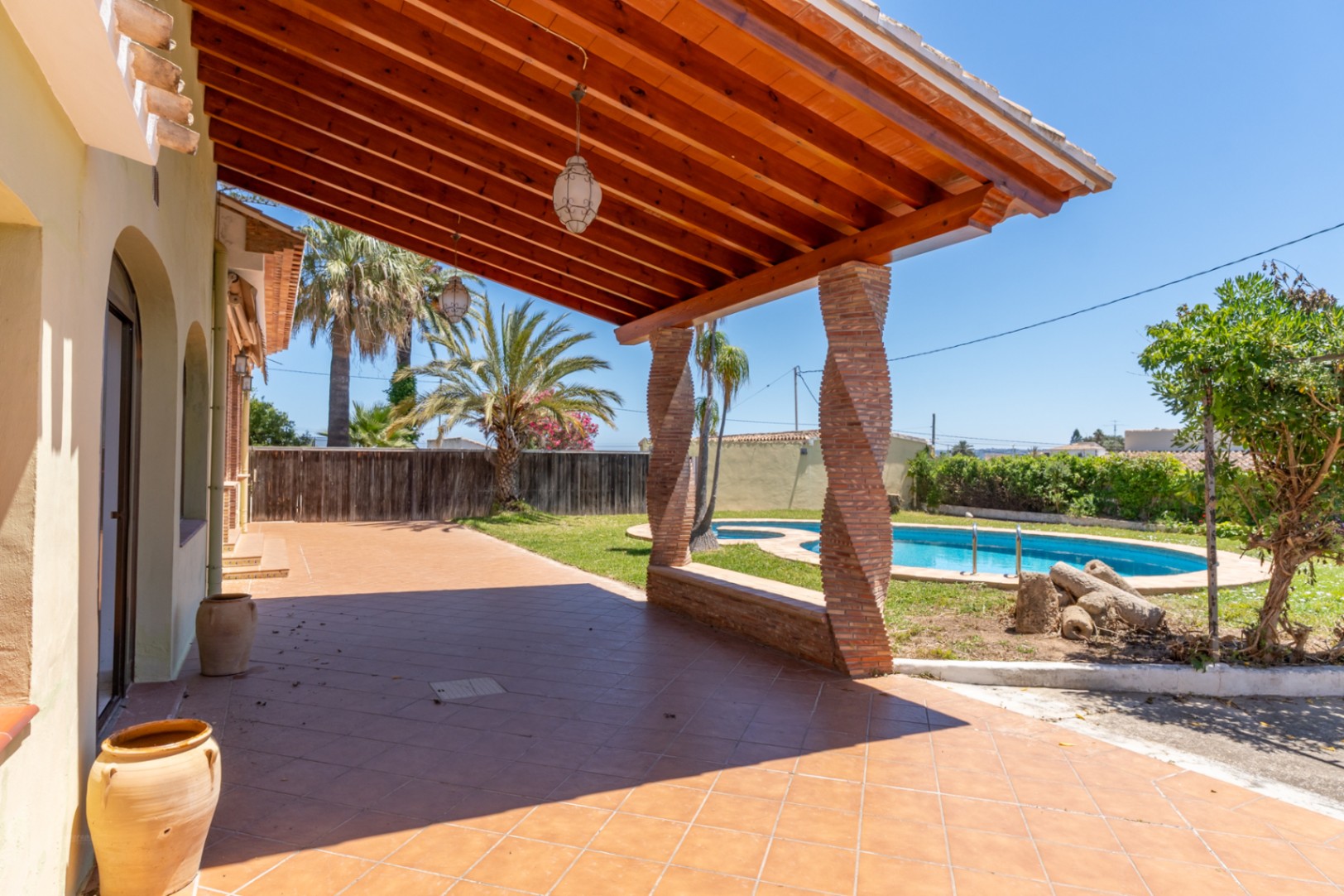 Covered terrace with swimming pool