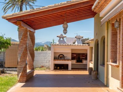 Covered terrace with barbecue area
