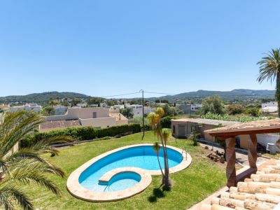 Garden with swimming pool