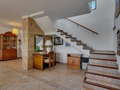 Entrance hall with staircase