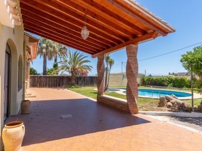 Covered terrace with swimming pool