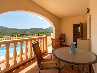 Covered terrace with mountain views
