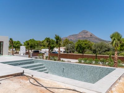 Swimming pool with mountain views