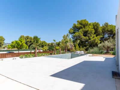 Outdoor terrace with swimming pool