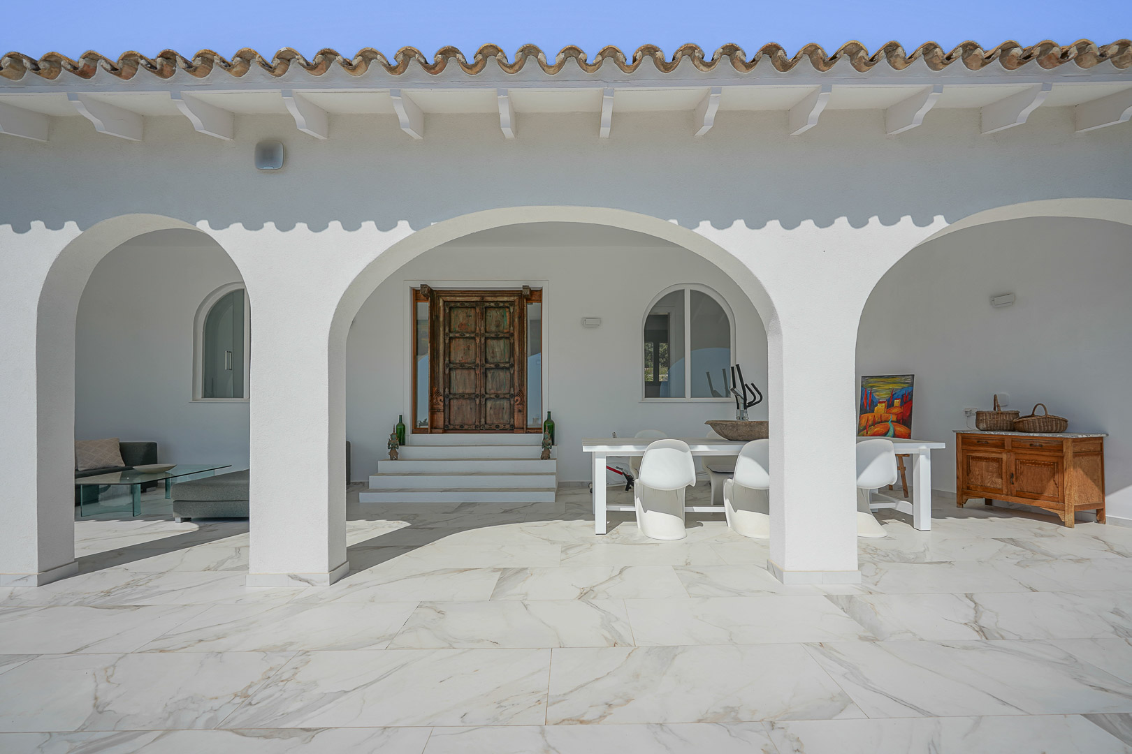 Covered terrace with arches