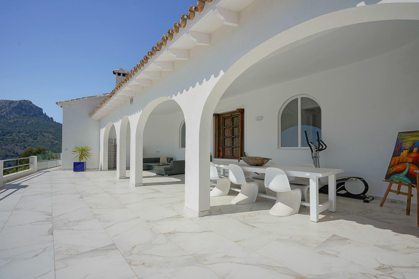 Covered terrace with mountain views