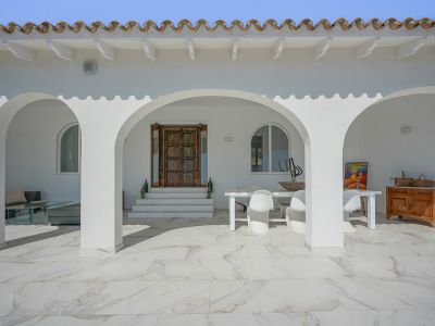 Covered terrace with arches
