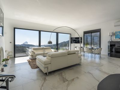 Living-dining room with panoramic views