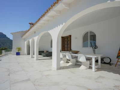 Covered terrace with mountain views