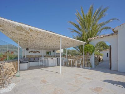 Covered terrace with outdoor kitchen