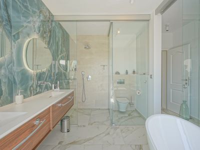En-suite bathroom