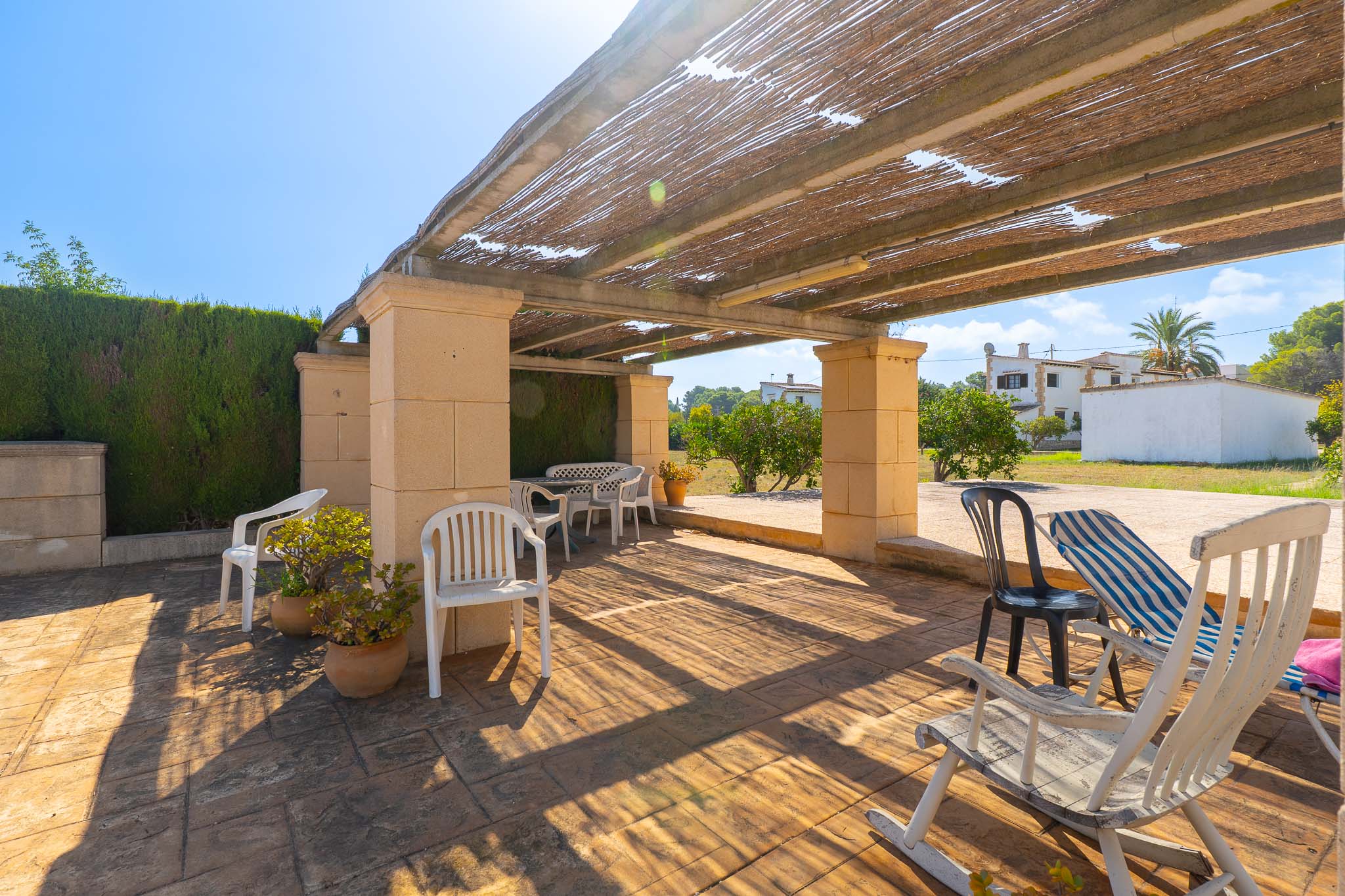 Covered terrace with pergola