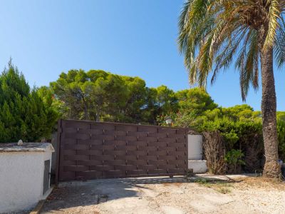 Property entrance gate