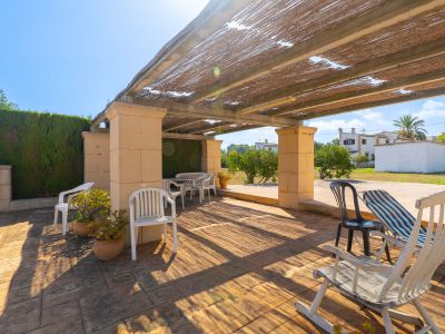 Covered terrace with pergola