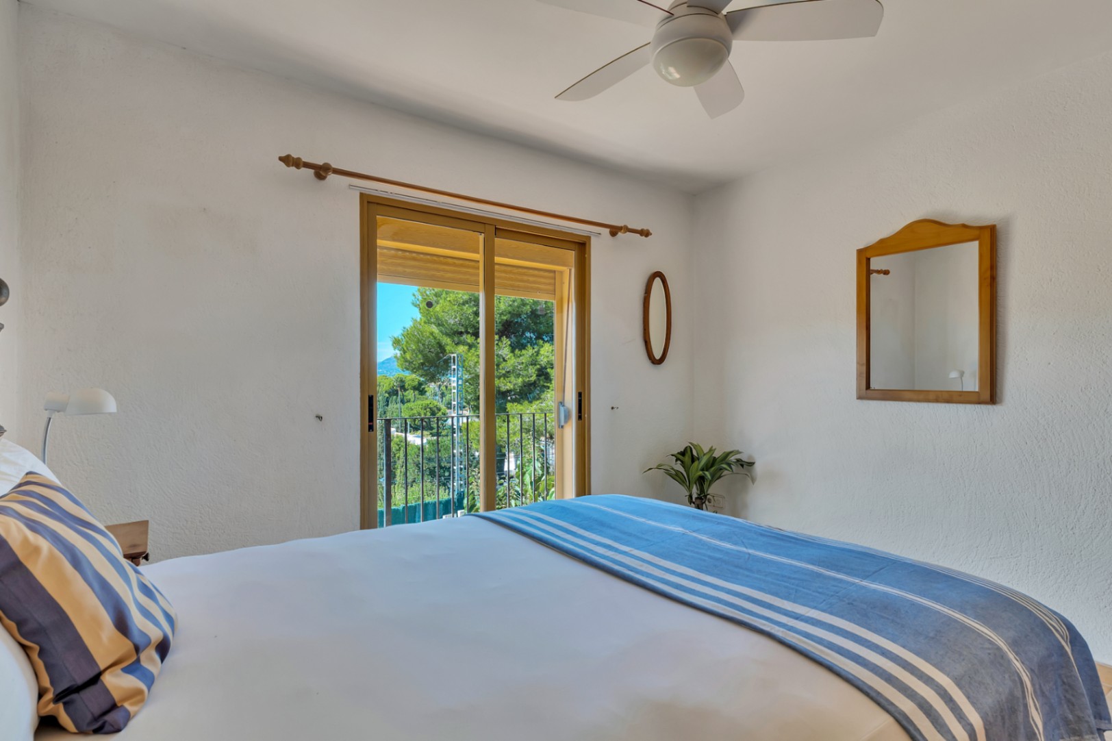 Bedroom with outdoor access