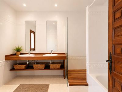 Full bathroom