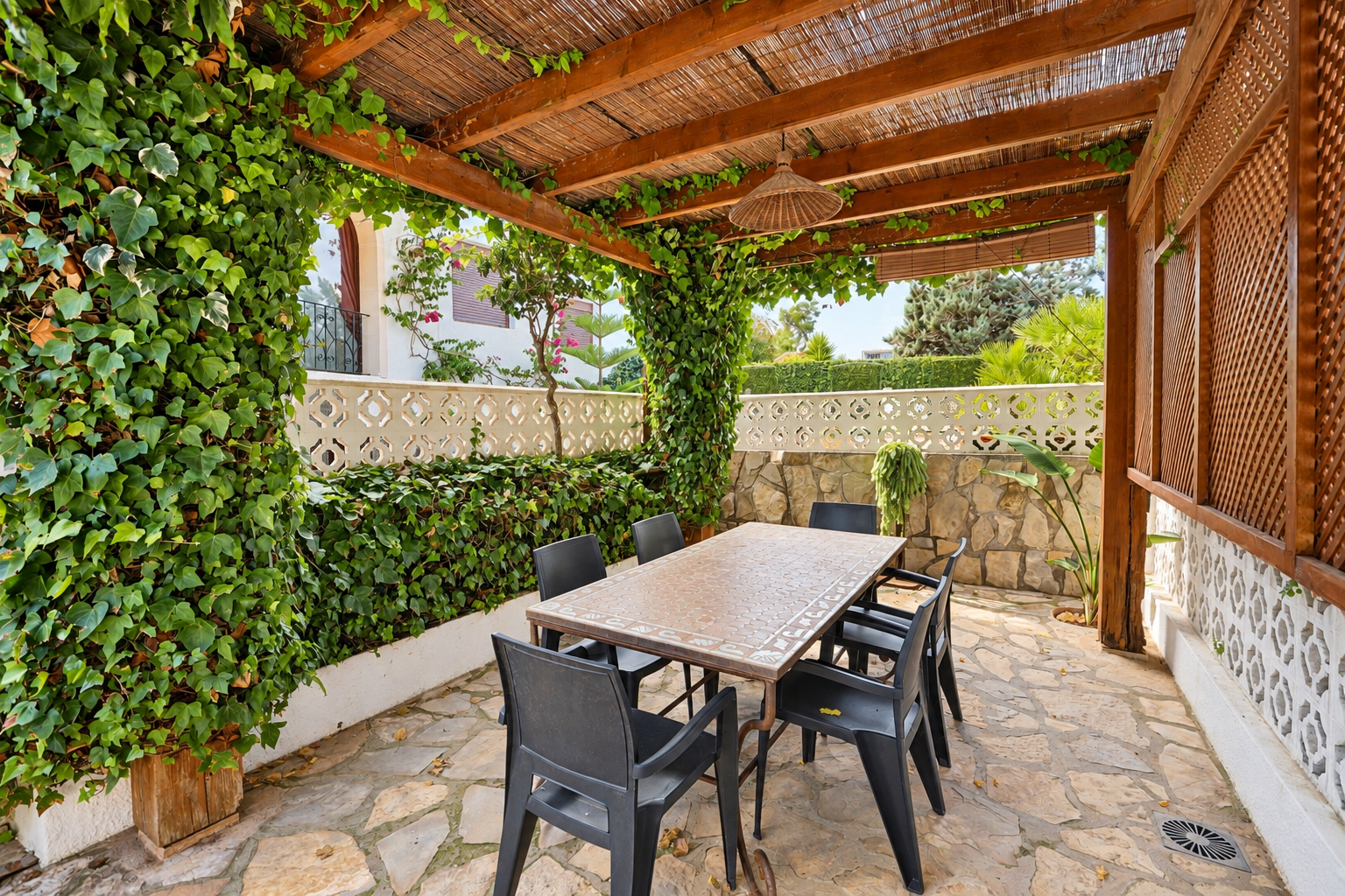 Covered terrace with pergola