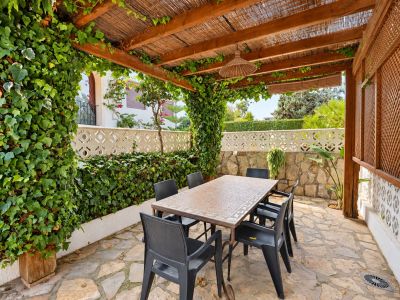 Covered terrace with pergola