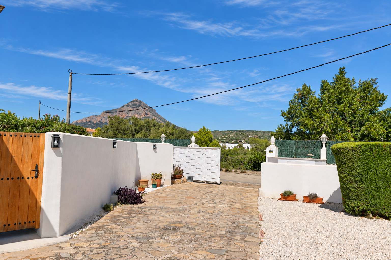 Property entrance with Montgó views